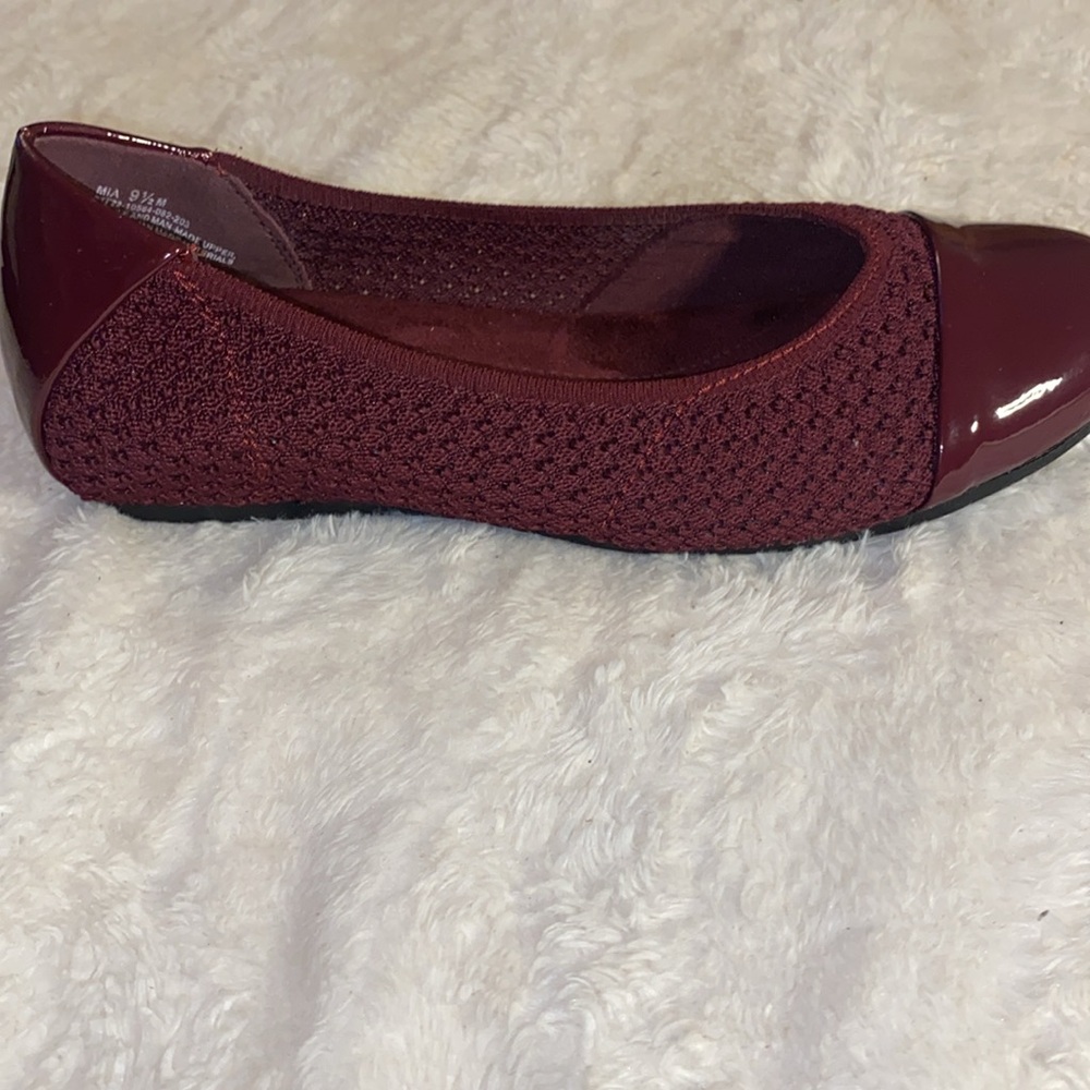 Woman’s Bare Traps Memory Foam Slide Ons Size 91/2 - image 4